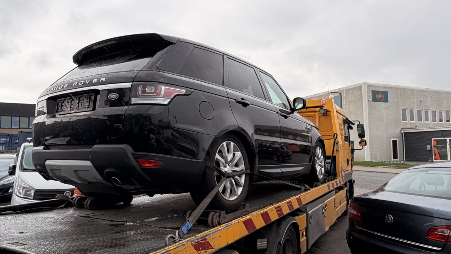 Range Rover Sport læsset på kranvogn til eksport