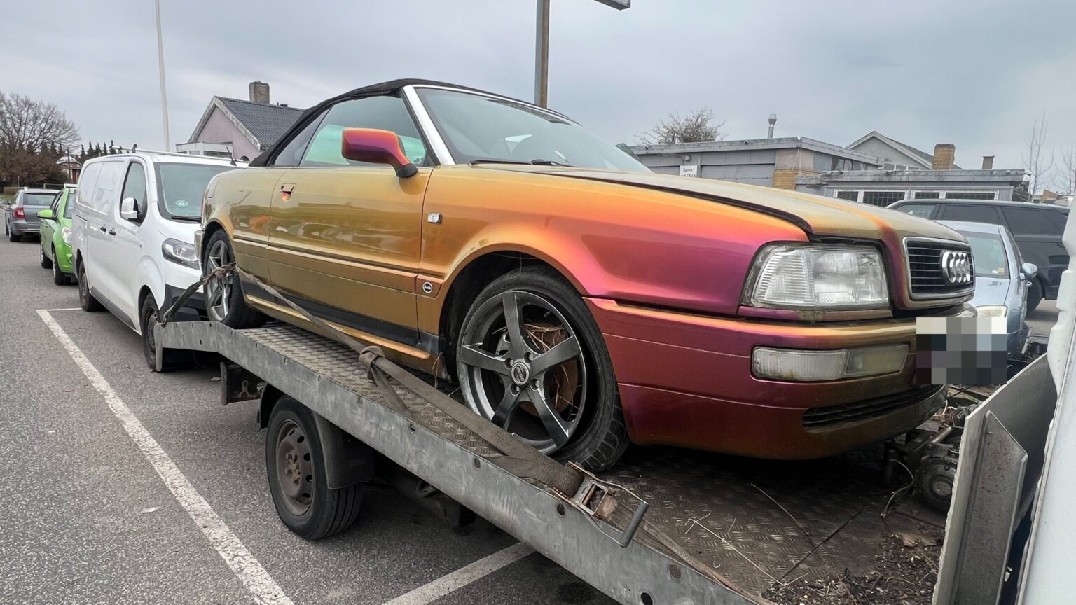 Ældre Audi cabriolet på autotransporter