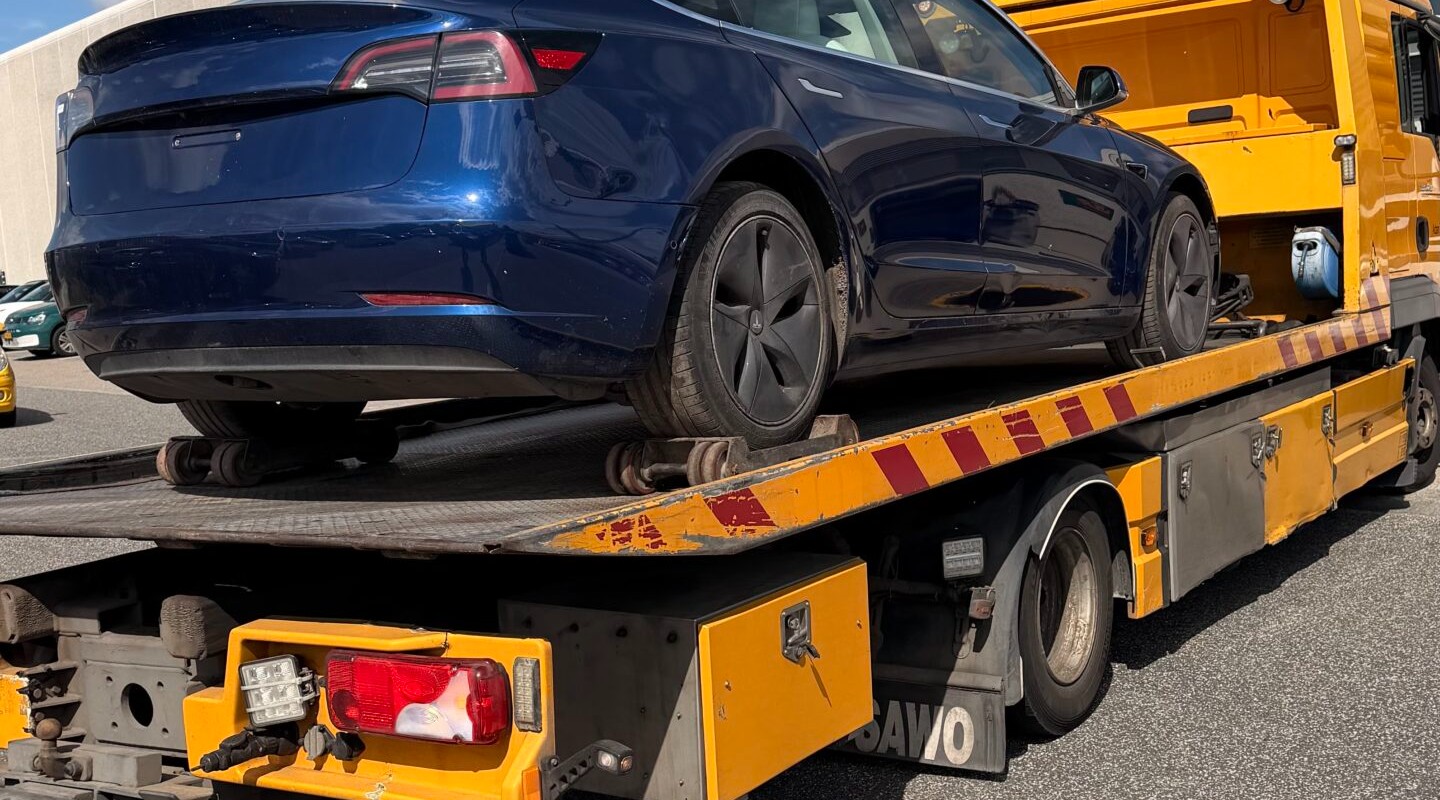 Afmeldt bil uden nummerplader hentes på kranvogn