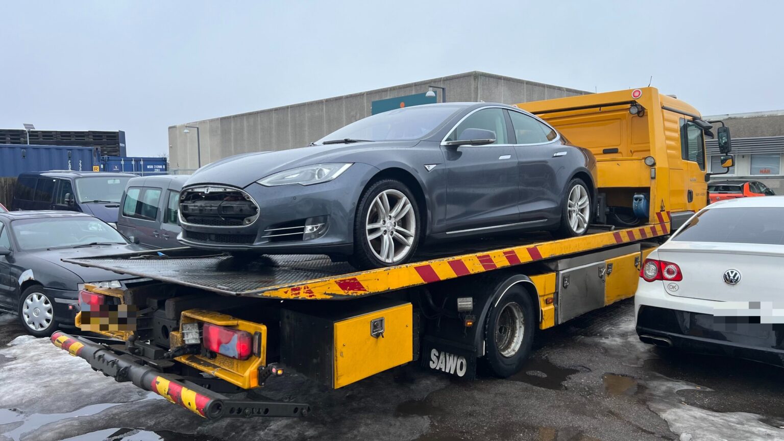 Tesla Model S hentes på kranvogn til eksport